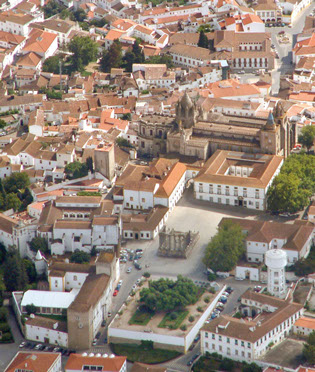 Vista aérea da cidade de Évora.
